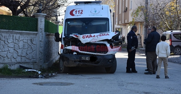 112 AMBULANSI KAZA YAPTI 3 KİŞİ YARALANDI