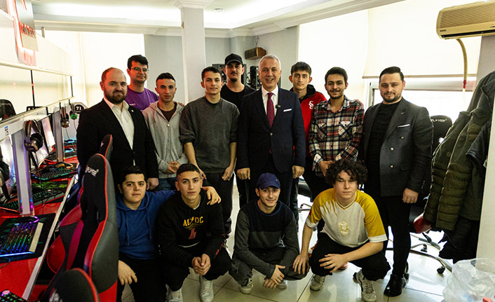 Babaoğlu, E-Spor Turnuvasının Finalistleriyle Buluştu