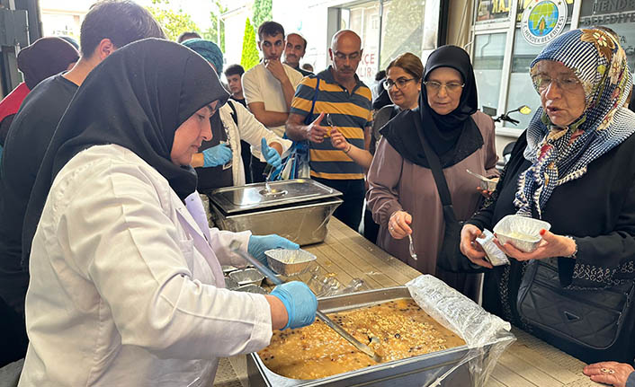 Hendek Belediyesinden 5 Bin Kişilik Aşure İkramı