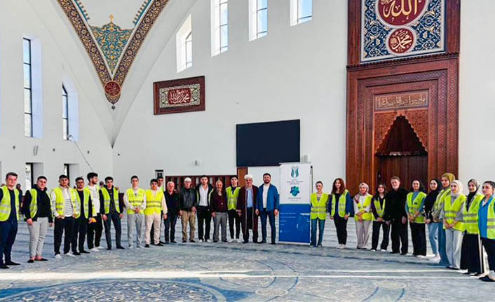 SUBÜ Öğrencileri Rasimpaşa Camii’ni Temizledi