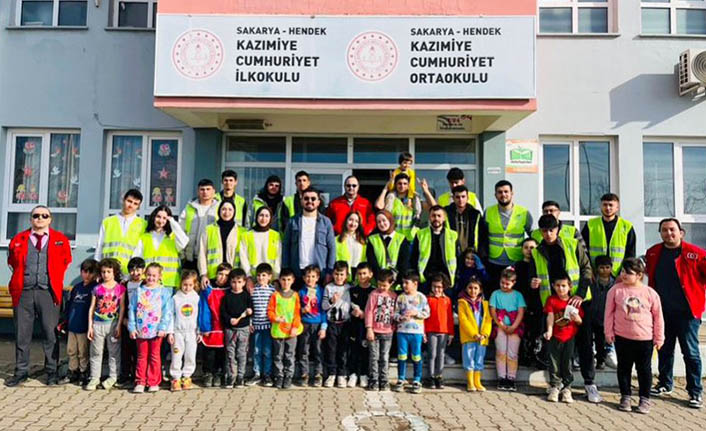 El Ele Verdiler İlkokulun Duvarlarını Boyadılar