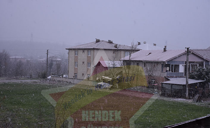 Hendek Merkezinde Kar Yağışı Başladı