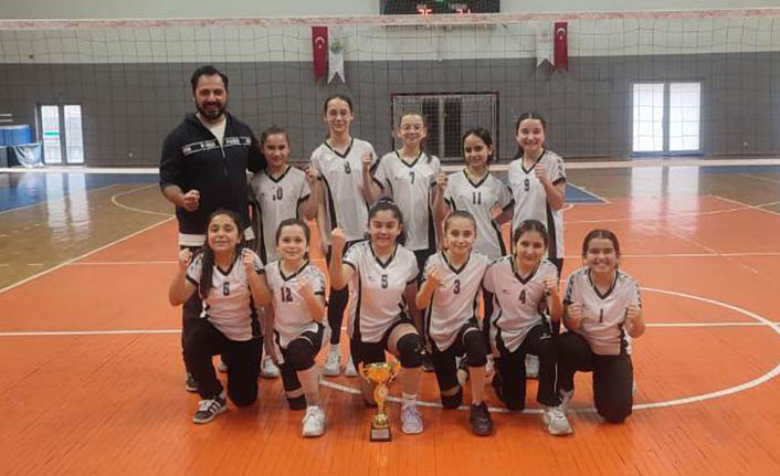 Küçük Kızlar Voleybol’da Atike Hanım Ortaokulu Şampiyon