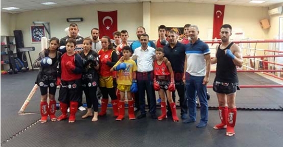 ÇELİKEL’DEN MUAY THAİ KULÜBÜNE ZİYARET