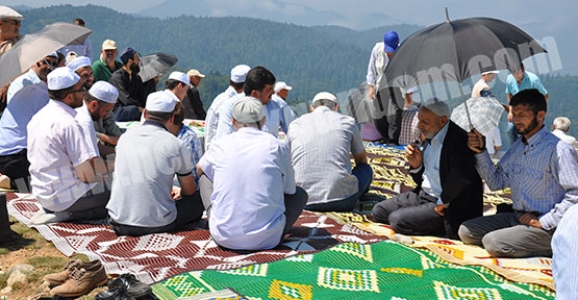 DİKMEN MAHALLESİN’DE ŞEHİTLER ANILDI