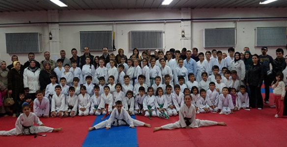  HENDEK BELEDİYESİ KARATE TAKIMI SPORCULARI TERFİ ETTİ.