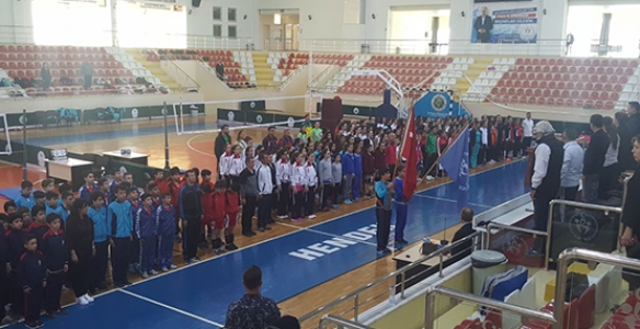 KÜÇÜKLER VOLEYBOL GRUP MÜSABAKALARI BAŞLADI