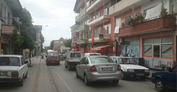 REMZİ EFENDİ CADDESİNDEKİ TRAFİK SORUNU HALA ÇÖZÜLMEDİ