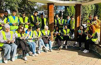 Hendek Meydanı’nda kitap okuma etkinliği