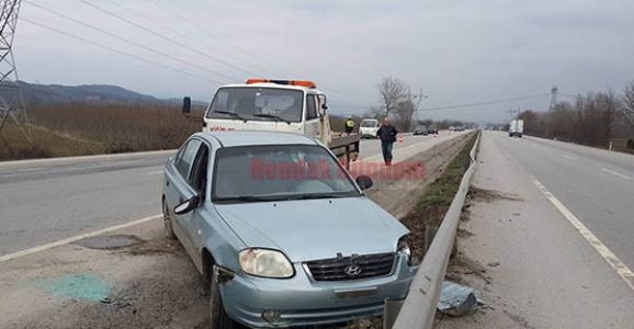 TIR’IN SIKIŞTIRDIĞI OTOMOBİL BARİYERLERE ÇARPTI