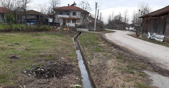 Türbe Mahallesi Su Kanalından Rahatsız